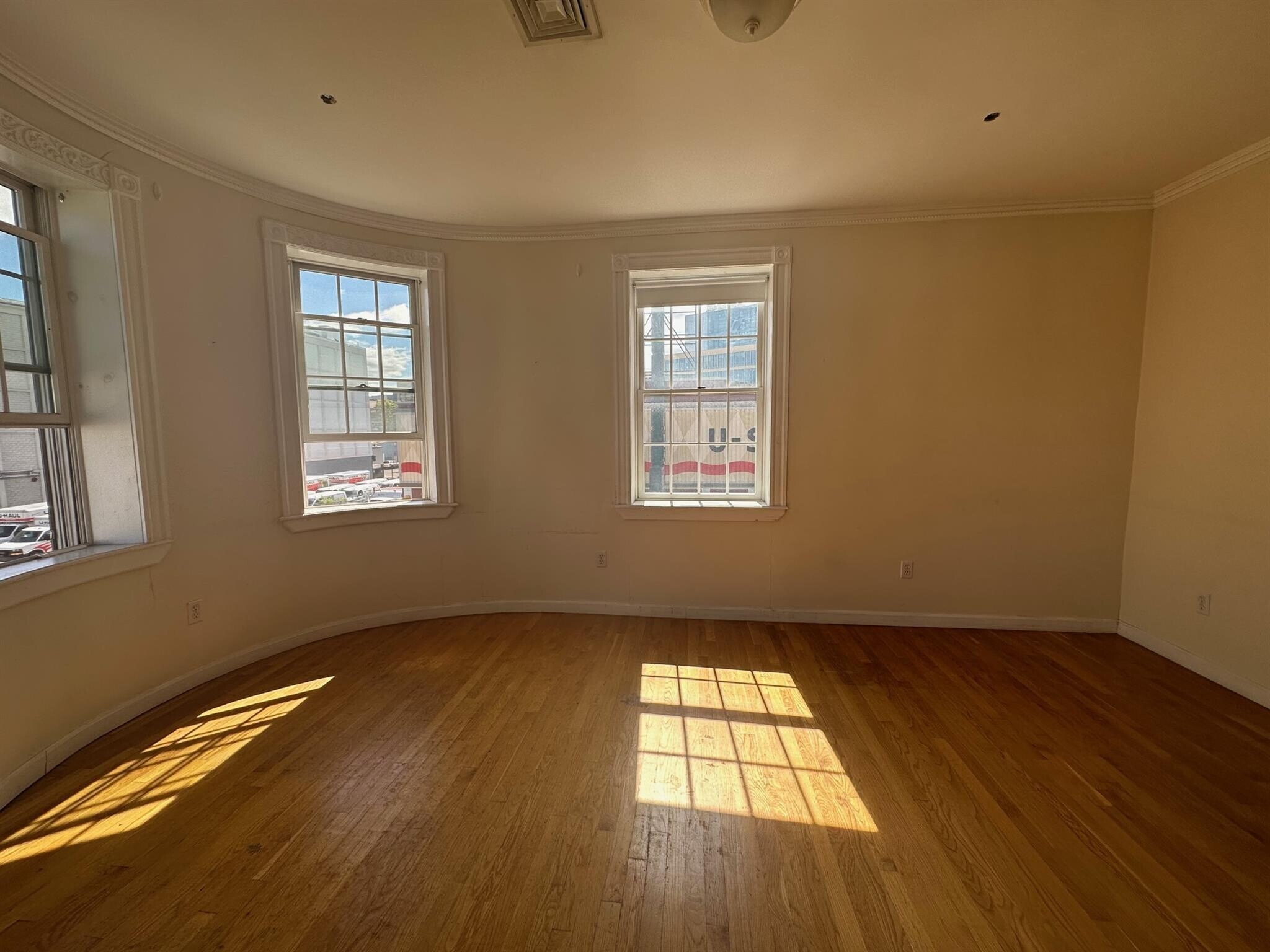 Building Photo - 5 Bishop Allen Dr