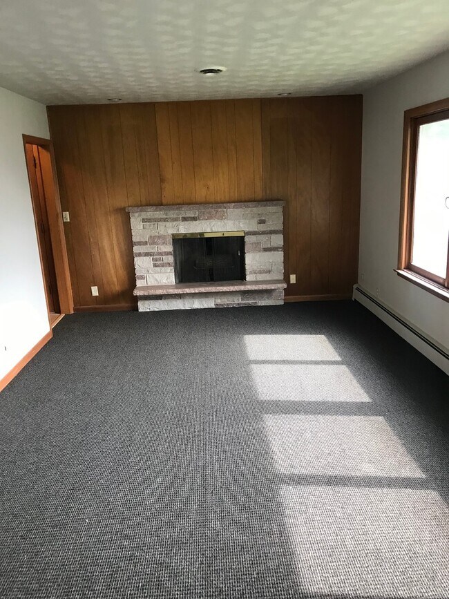 Building Photo - Large 5 bed 3 bath family home with two separate kitchens! Close to Augustana!