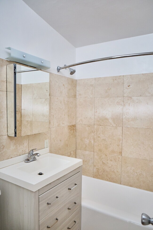 Building Photo - 6148 Glen Holly St