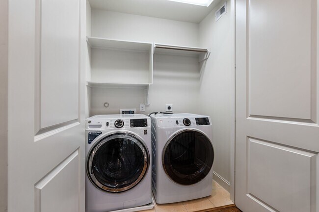 Building Photo - 1103 Summer St