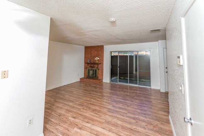 Building Photo - >>>>> TWO BEDROOM 1.5 BATHS TOWN-HOME STYL...