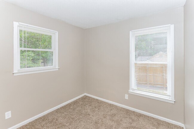 Building Photo - 145 Briarwood Cir