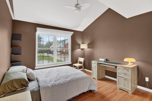 Building Photo - 1930 Lindsay Ln