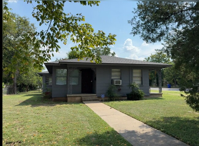 Building Photo - "Charming 1-Bedroom Duplex Retreat in Waco...