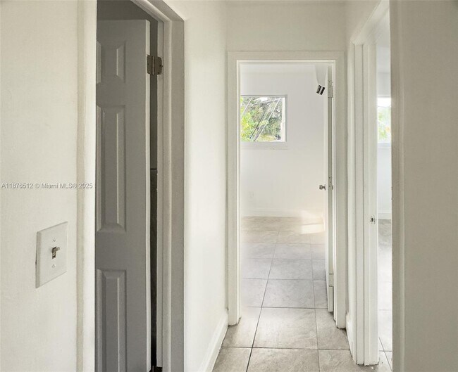 Building Photo - 1605 NE 126th St