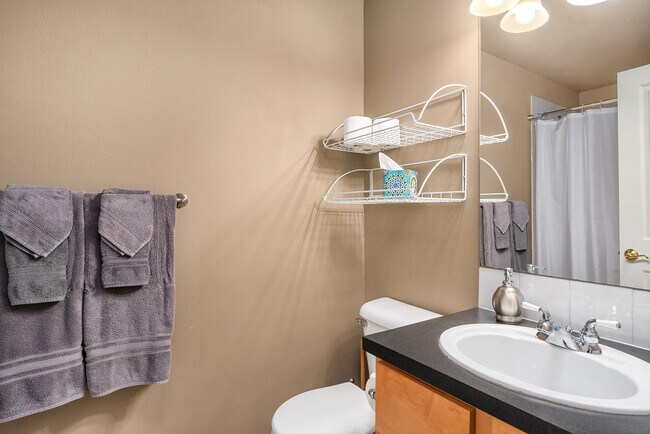 Building Photo - 2530 E Madison St