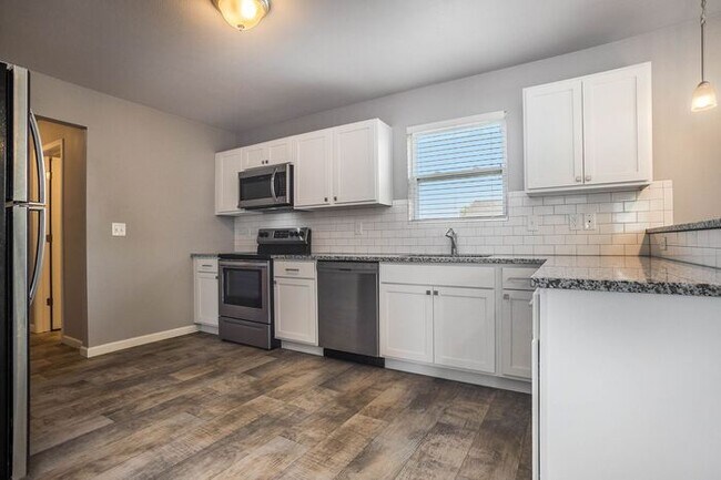 Building Photo - 5643 Claremount St