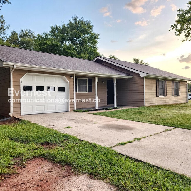 Building Photo - 680 Honey Creek Rd SE