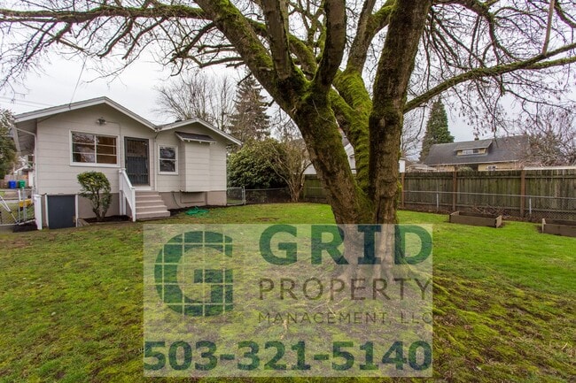 Building Photo - Spacious Two Bedroom Home with Backyard - N Portland!