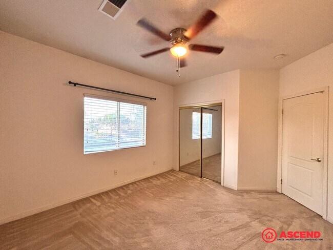 Building Photo - Lovely 5 Bedroom Home In River Oaks Area!