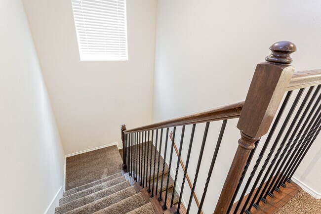 Building Photo - 3 Bedrooms, 2.5 Bathrooms – Stylish and Co...