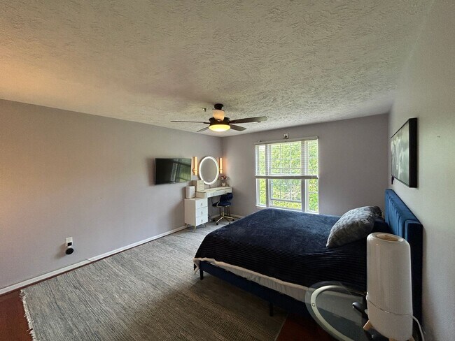 Building Photo - Charming Top-Floor Condo in Laurel Lakes –...