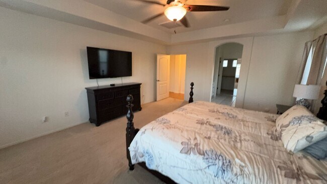 Building Photo - Horse Property in QC