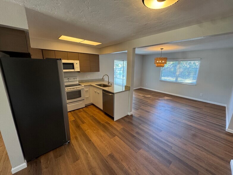 Building Photo - 438 80th Ave N