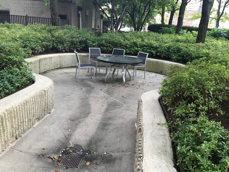 Amenities - 10 E Ontario St