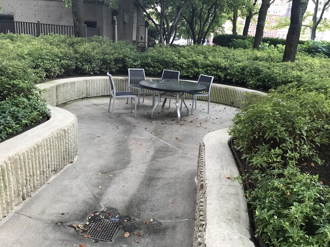 Amenities - 10 E Ontario St