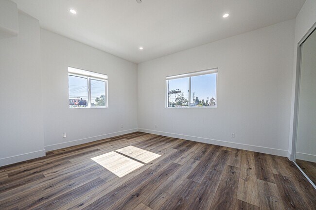 Building Photo - 4445 1/2 Auckland Ave