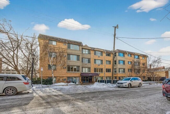 Building Photo - 2727 W 43rd St