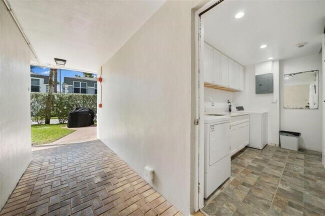 Building Photo - 1199 Hillsboro Mile