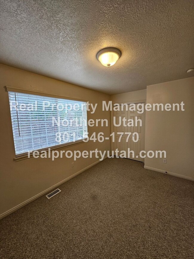 Building Photo - 3 Bedroom Townhome in Ogden Available Now!