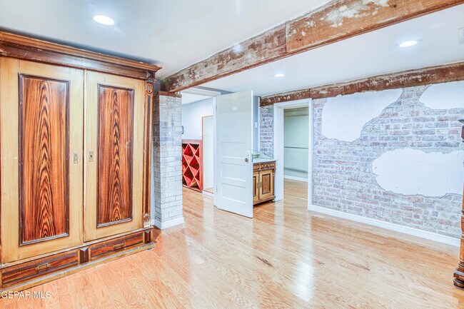 Building Photo - 1701 Elm St