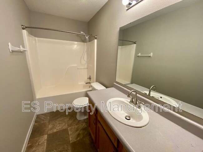 Building Photo - 310 Lockerbie Ln