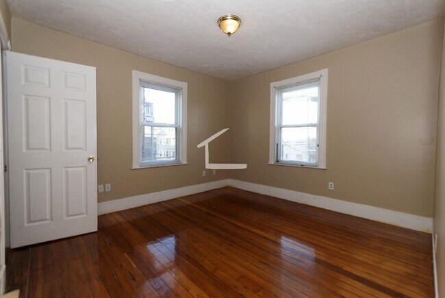 Building Photo - Massive 5 bed 2 bed in Lower Allston... Well Priced!