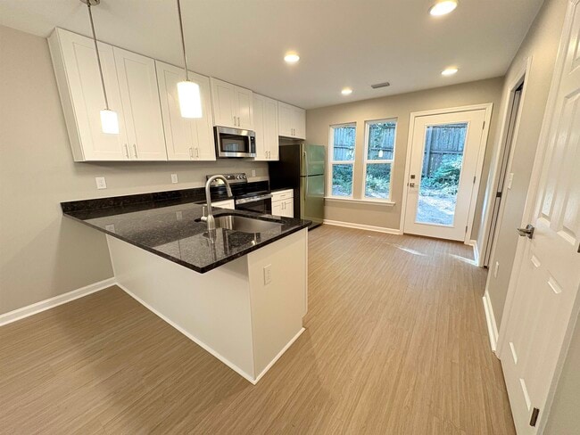 Building Photo - 1733 Beechwood Cir S