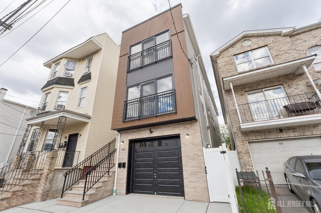 Building Photo - 910 Bergen St
