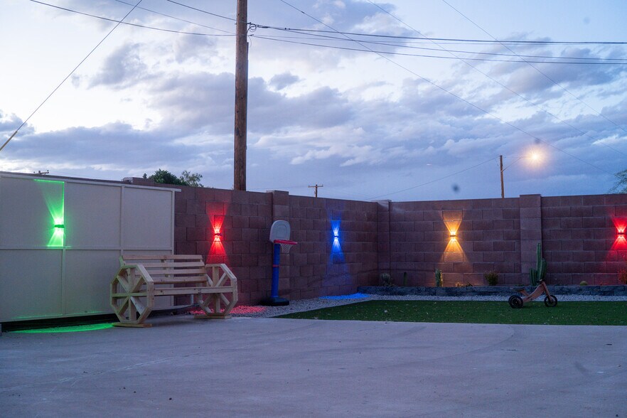 Building Photo - 926 W Estes Way