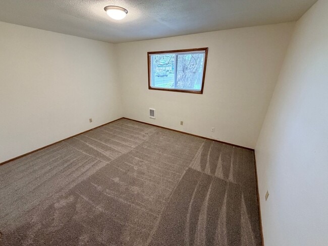 Building Photo - Two Bedroom Flat in North Salem