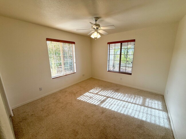 Building Photo - Spacious 3 Bedroom Home in Kingman Foothil...