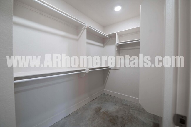 Building Photo - 9 John Ross Dr