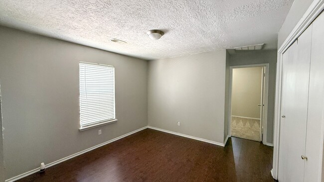 Building Photo - 503 Willow W Dr