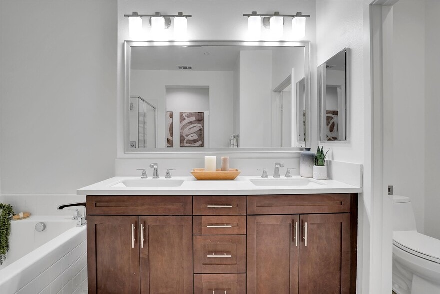 Building Photo - 1512 W Artesia Sq