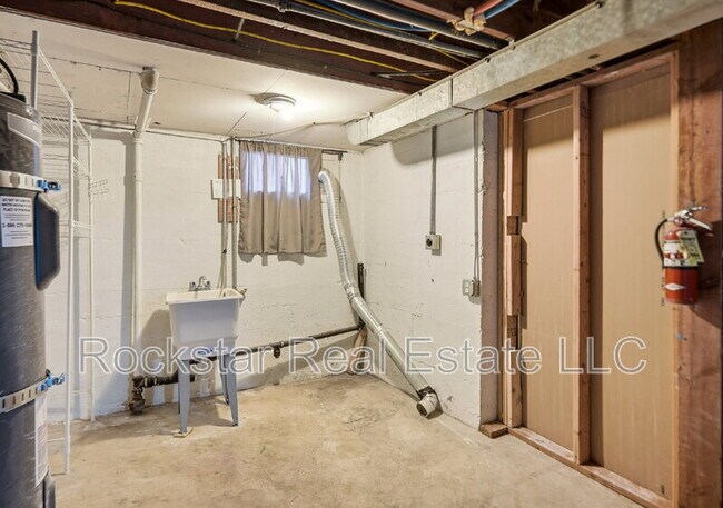 Building Photo - 3027 W Cleveland Ave