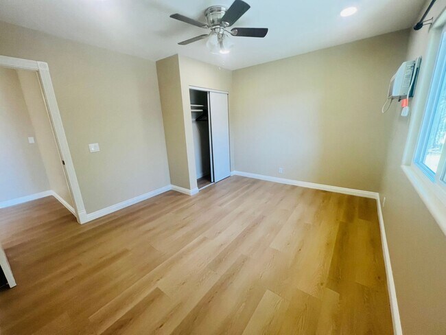 Building Photo - 2 Units Property