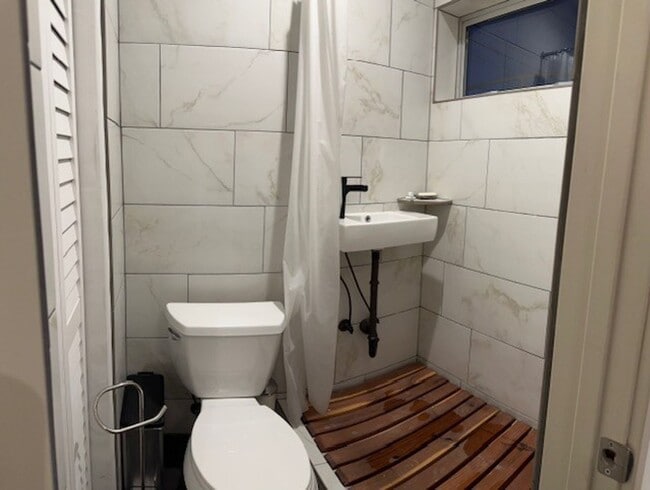 Building Photo - AVAILABLE NOW! Modern Studio In Eastside F...