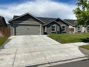 Building Photo - Pending Applicants!!! Pet Friendly Home in Desirable Neighborhood!