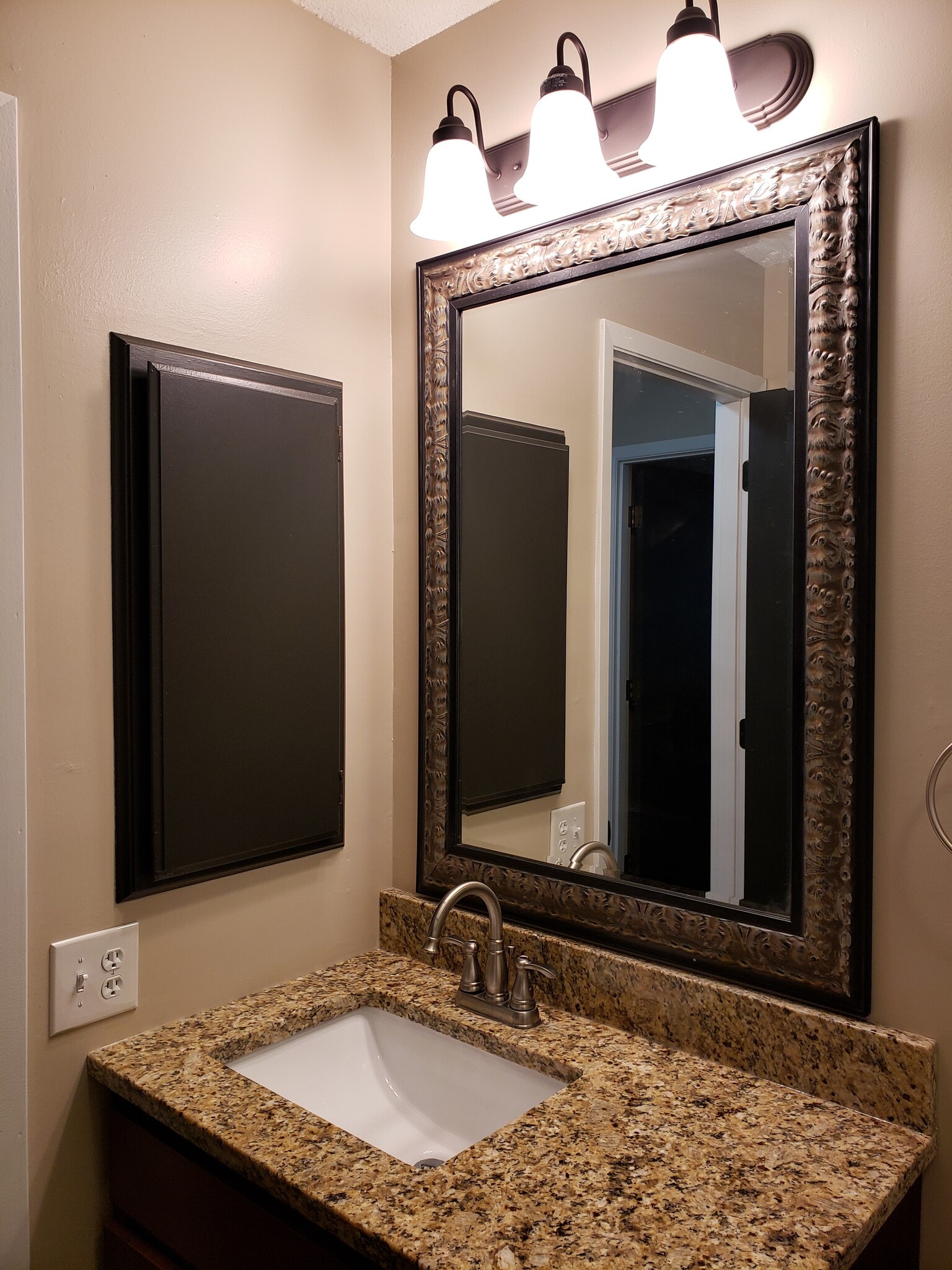 Building Photo - 1521 N Dakota Ave