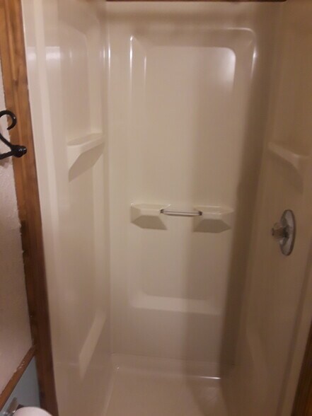 Shower Unit 2 - 1913 6th Ave