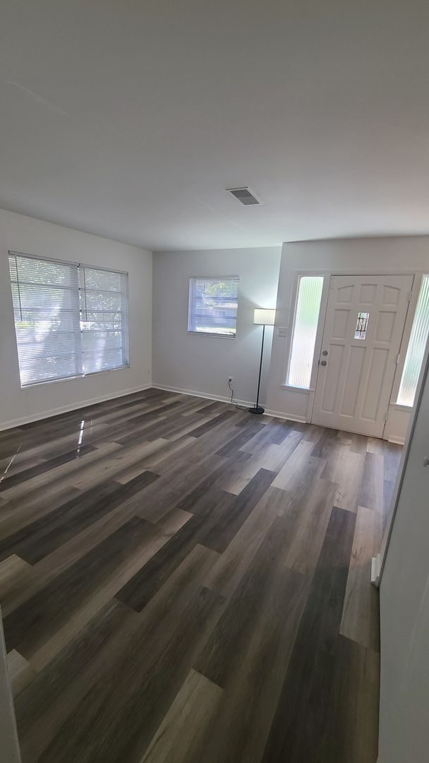Building Photo - Fully Renovated 3/1 with huge fenced-in ba...