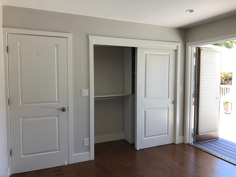 Building Photo - 915 Helen Dr