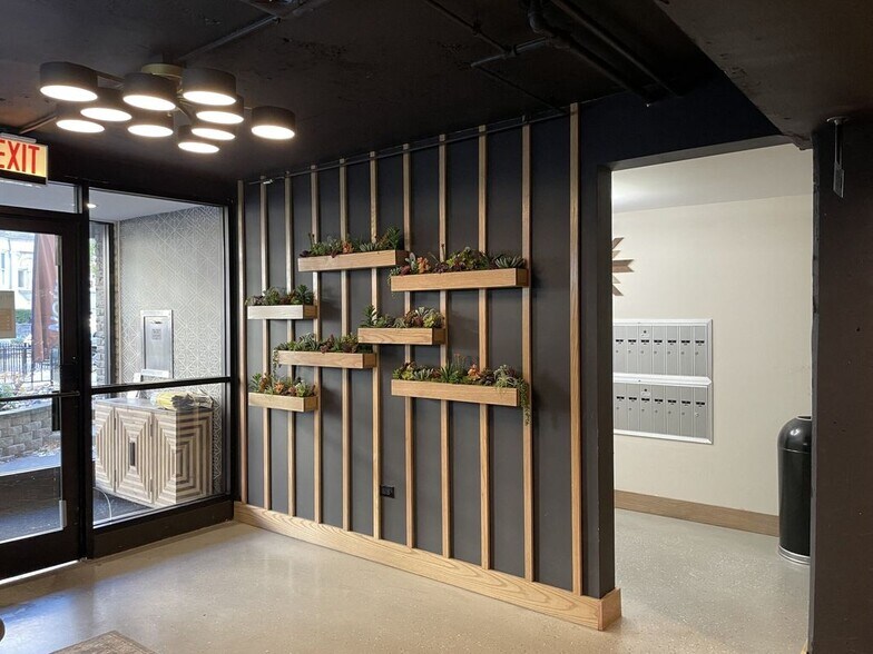 Building Photo - 525 W Oakdale Ave