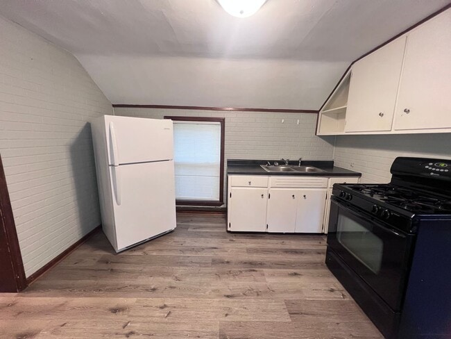 Building Photo - Three Bedroom on the NE Side of GR!