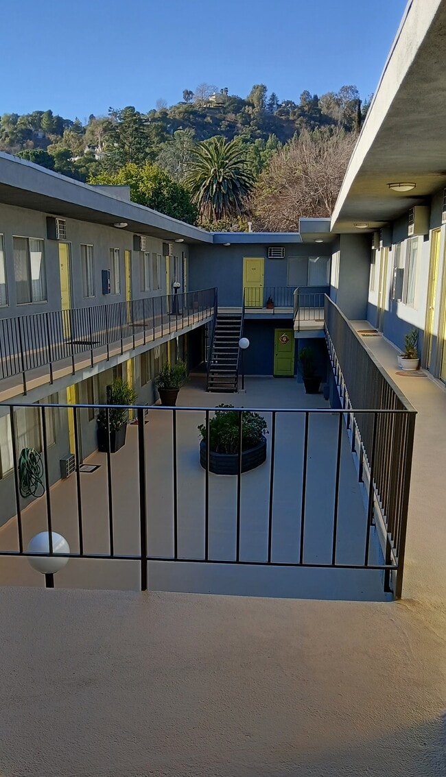 PEACEFUL COURTYARD - 3293 Cahuenga Blvd- ALL UTILITIES INCLUDED