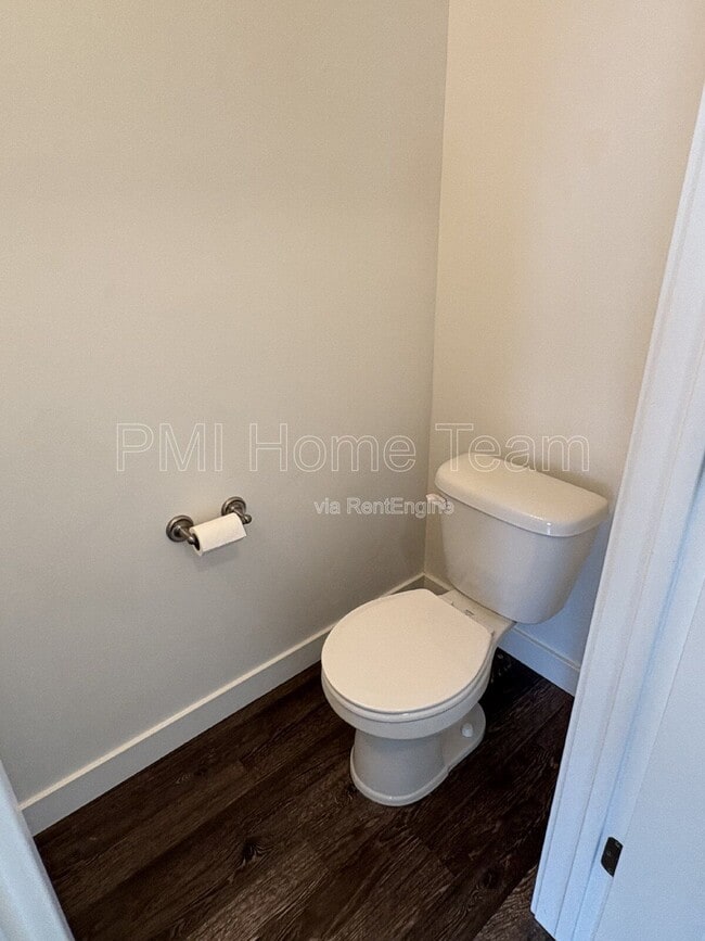 Building Photo - 1616 W Parkview Dr