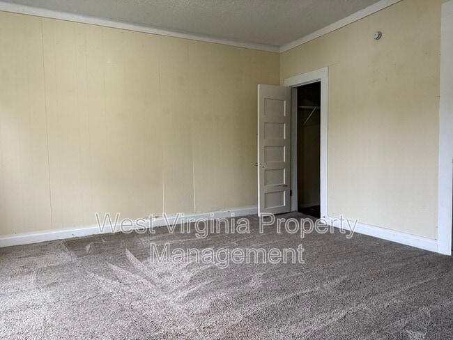 Building Photo - 204 7th St