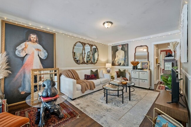 Building Photo - Available mid-June! 2 Bed Duplex In The He...