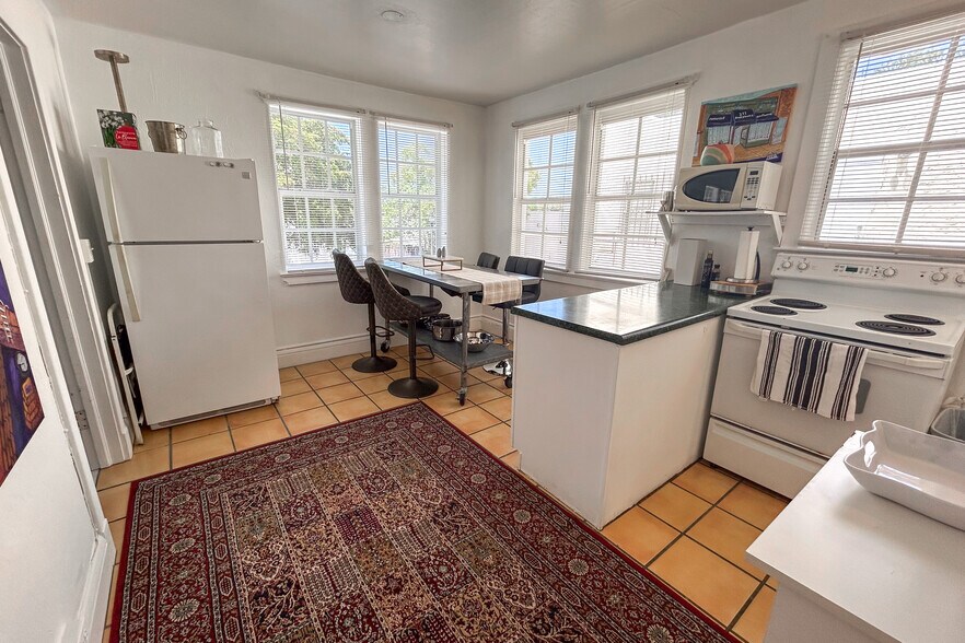 Building Photo - 321 11th St